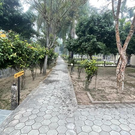 Chitwan Riverside Resort Sauraha Ngoại thất bức ảnh