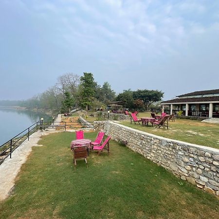 Chitwan Riverside Resort Sauraha Ngoại thất bức ảnh