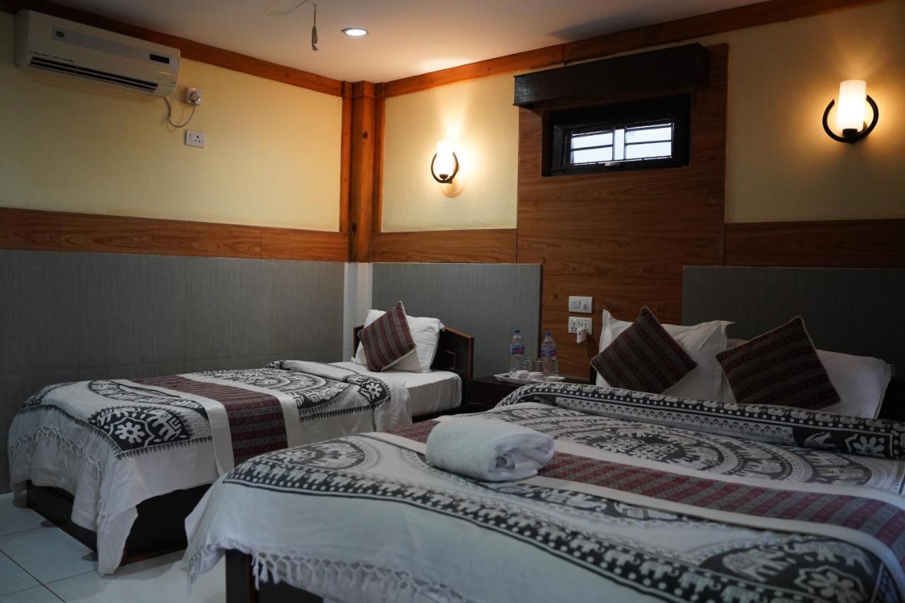 Chitwan Riverside Resort Sauraha Ngoại thất bức ảnh