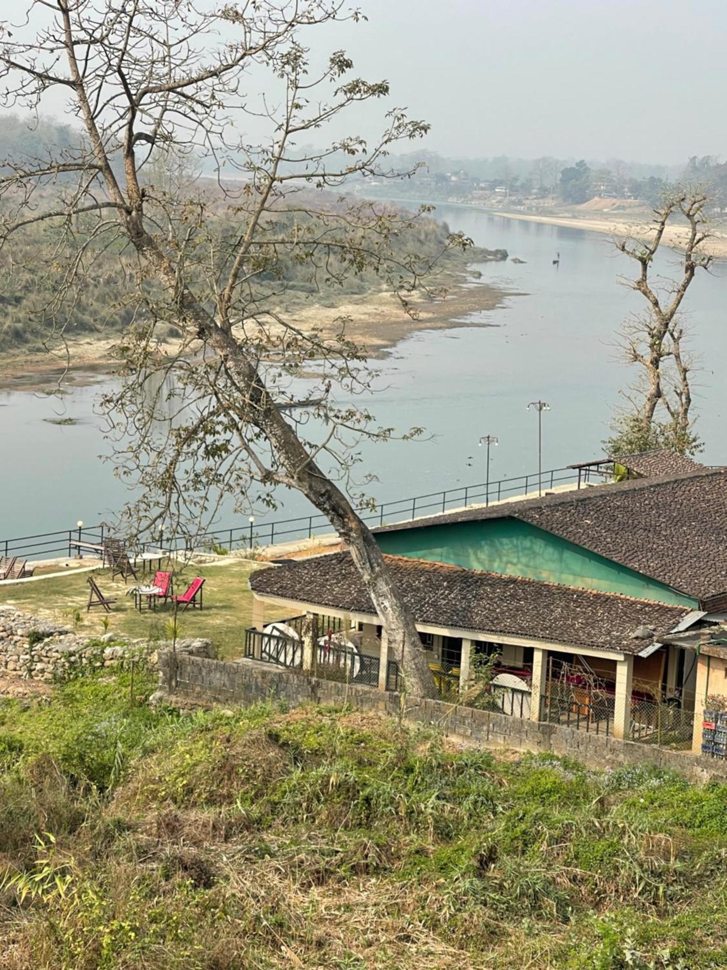 Chitwan Riverside Resort Sauraha Ngoại thất bức ảnh