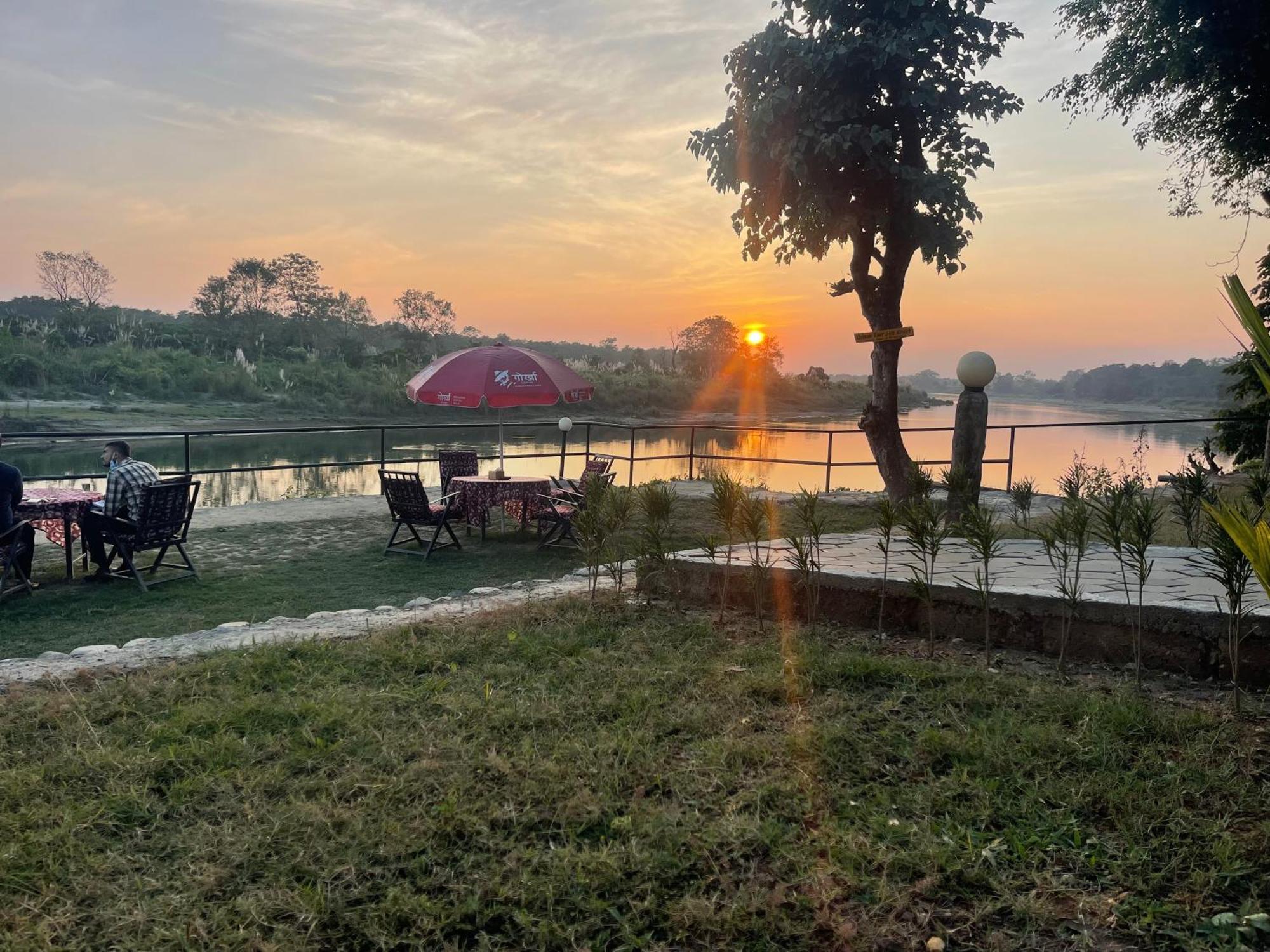 Chitwan Riverside Resort Sauraha Ngoại thất bức ảnh