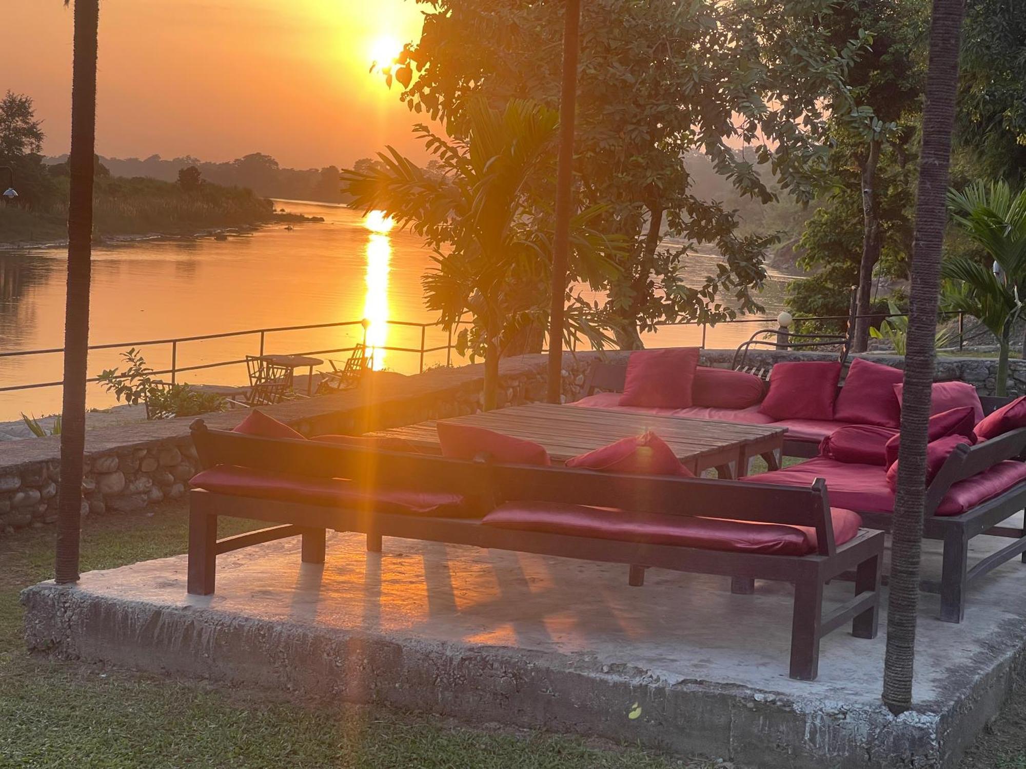 Chitwan Riverside Resort Sauraha Ngoại thất bức ảnh
