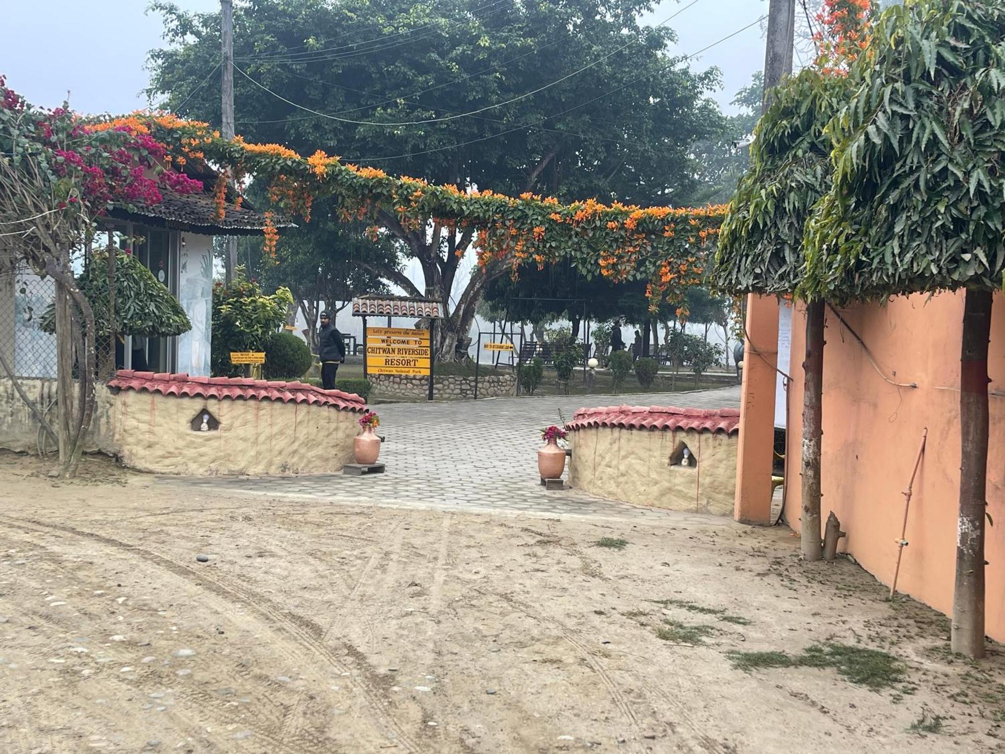 Chitwan Riverside Resort Sauraha Ngoại thất bức ảnh