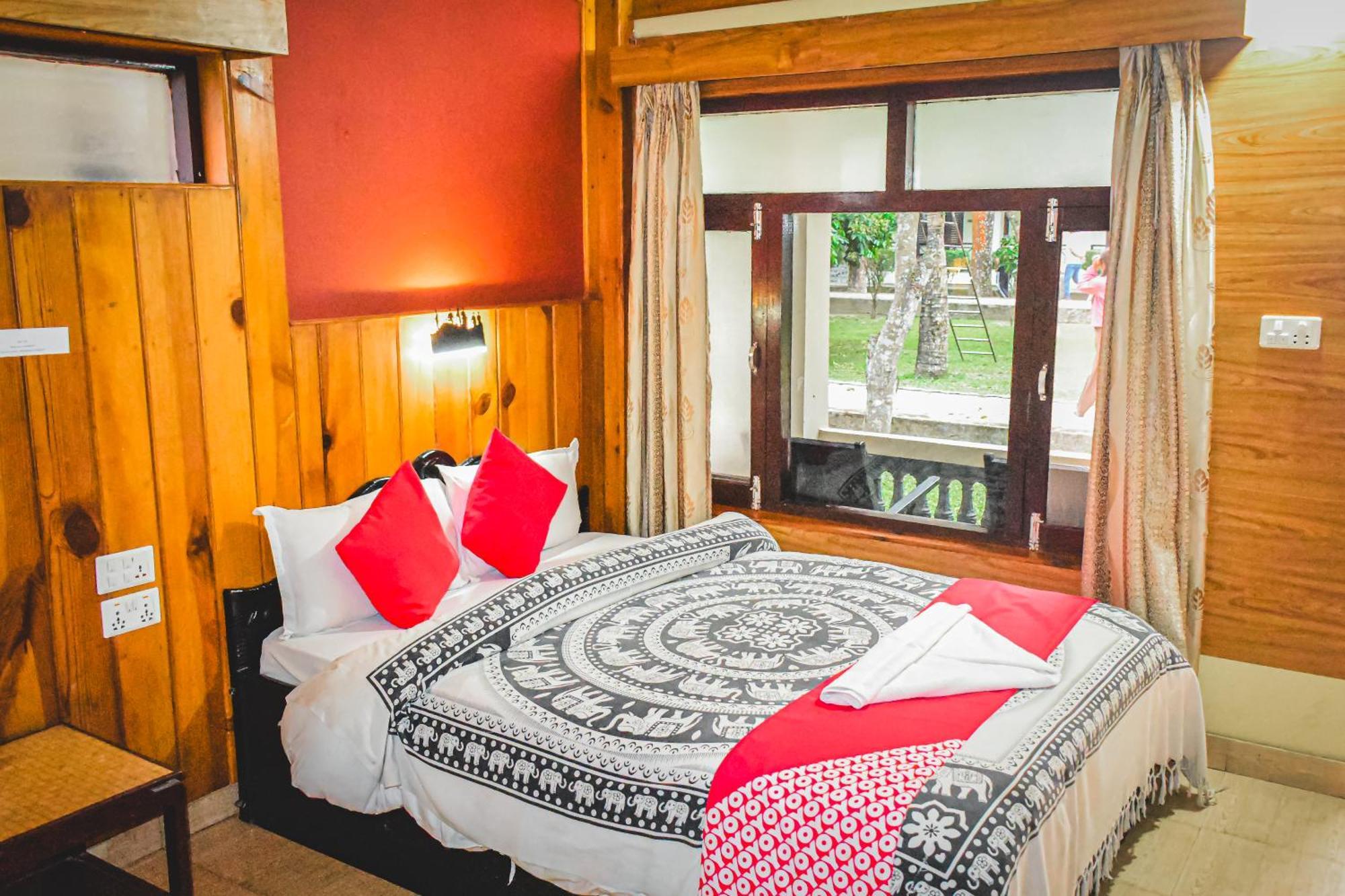 Chitwan Riverside Resort Sauraha Ngoại thất bức ảnh