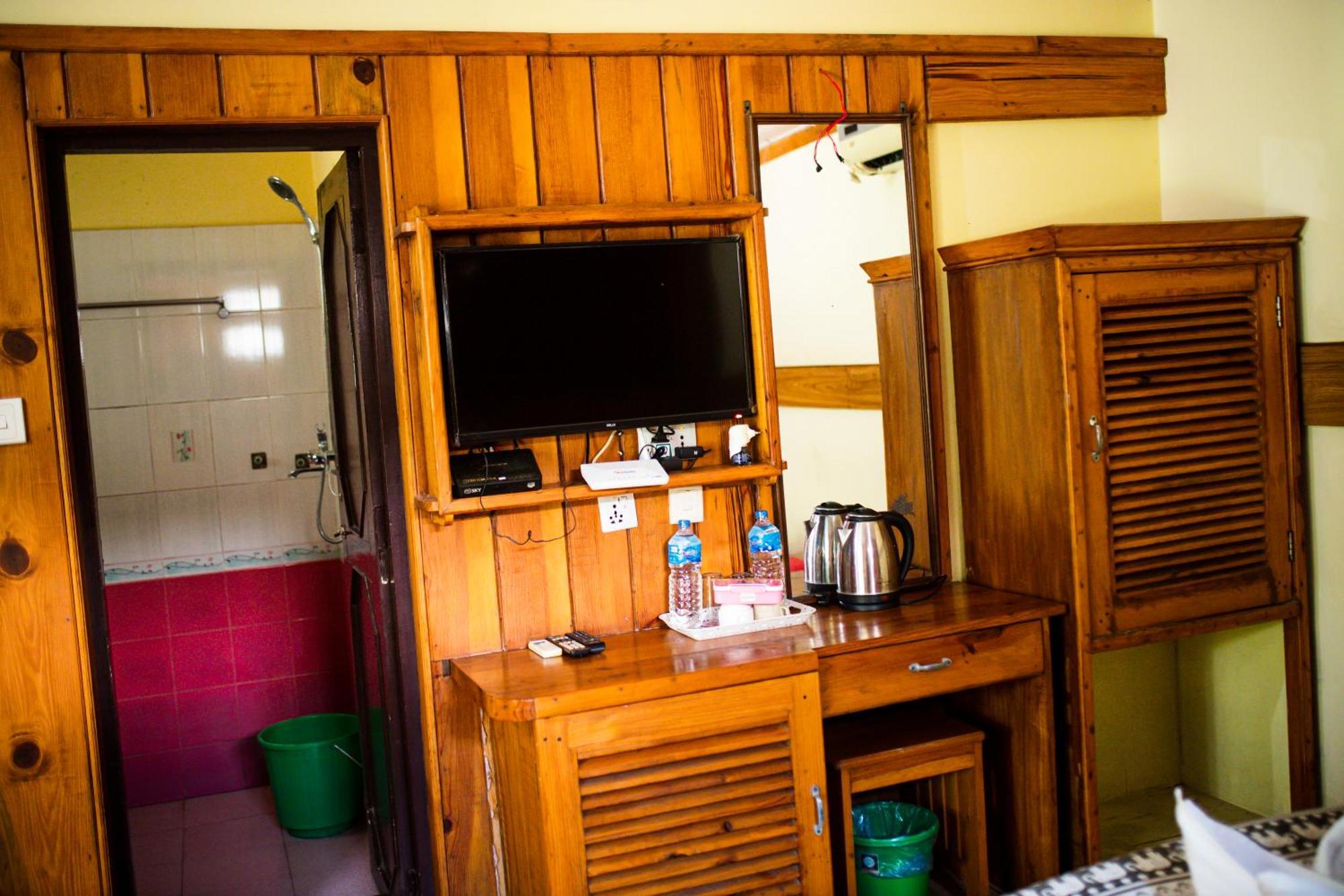 Chitwan Riverside Resort Sauraha Ngoại thất bức ảnh