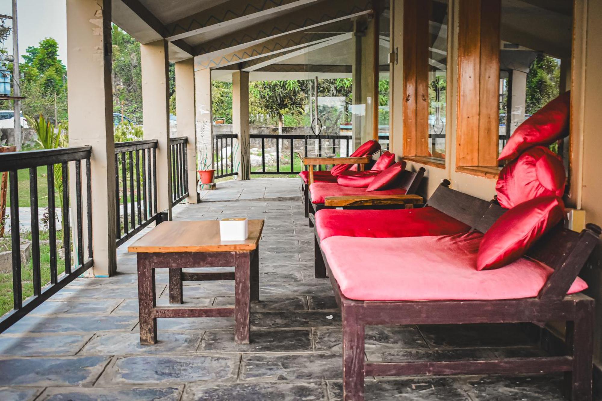 Chitwan Riverside Resort Sauraha Ngoại thất bức ảnh
