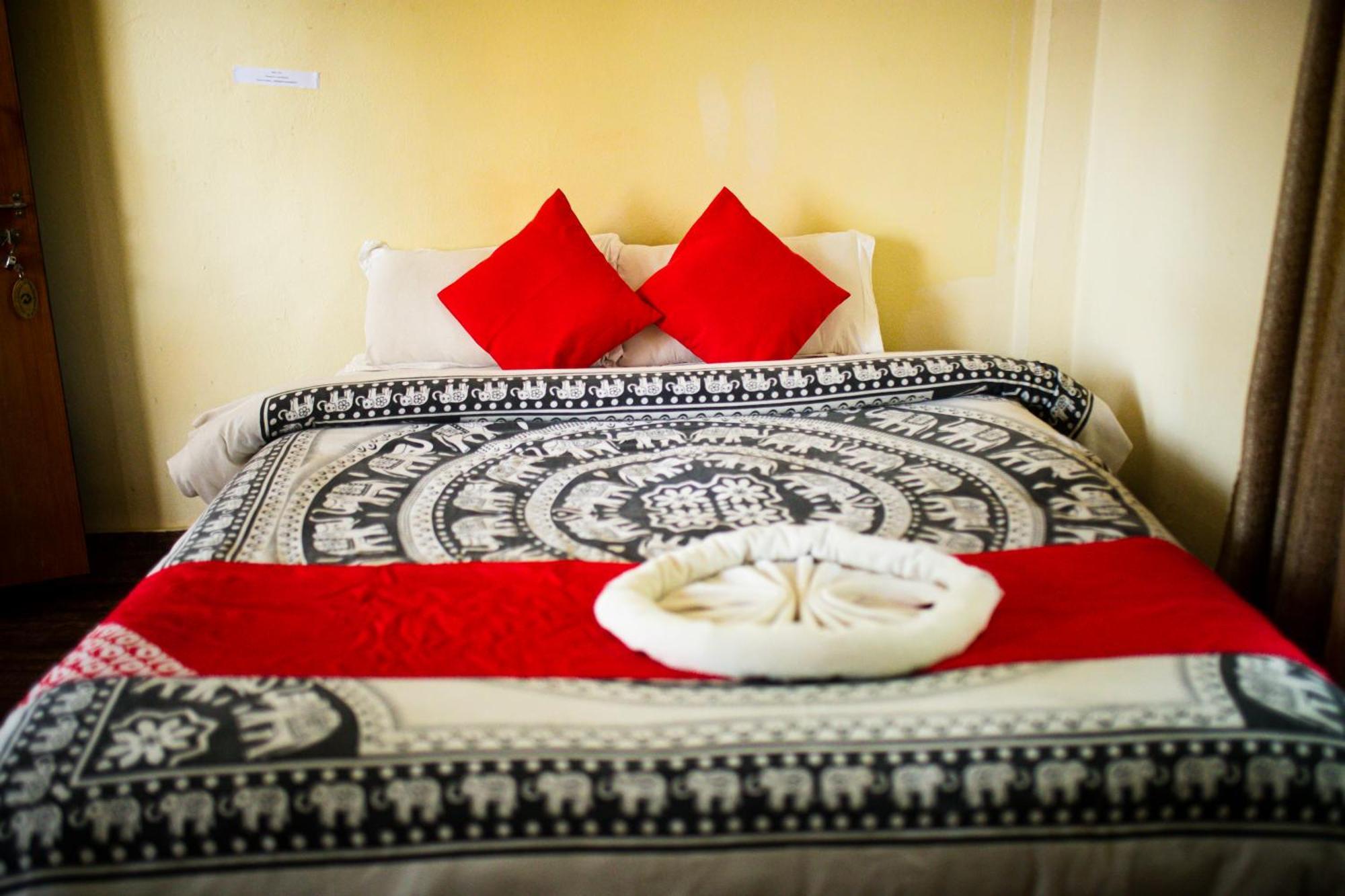 Chitwan Riverside Resort Sauraha Ngoại thất bức ảnh