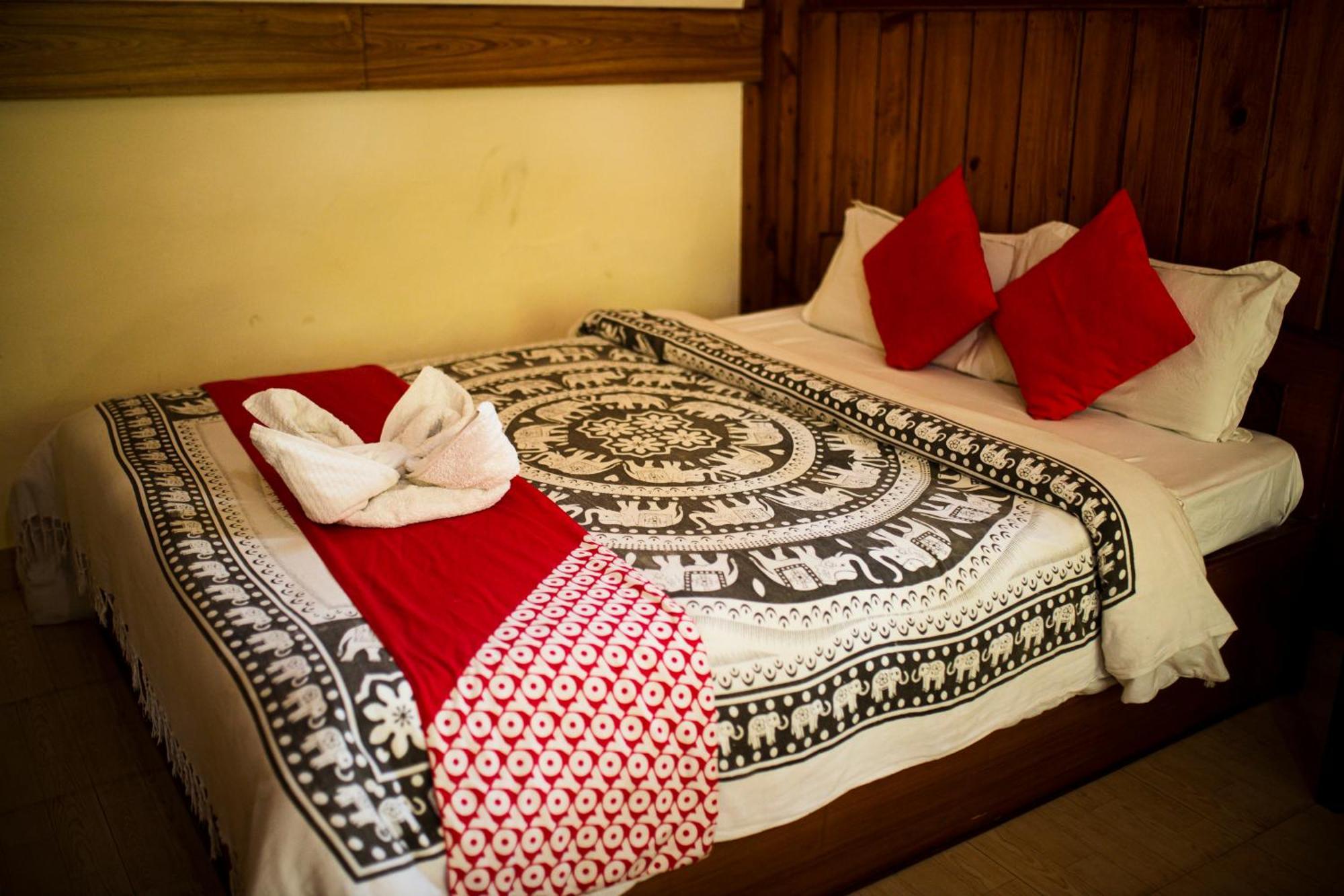 Chitwan Riverside Resort Sauraha Ngoại thất bức ảnh