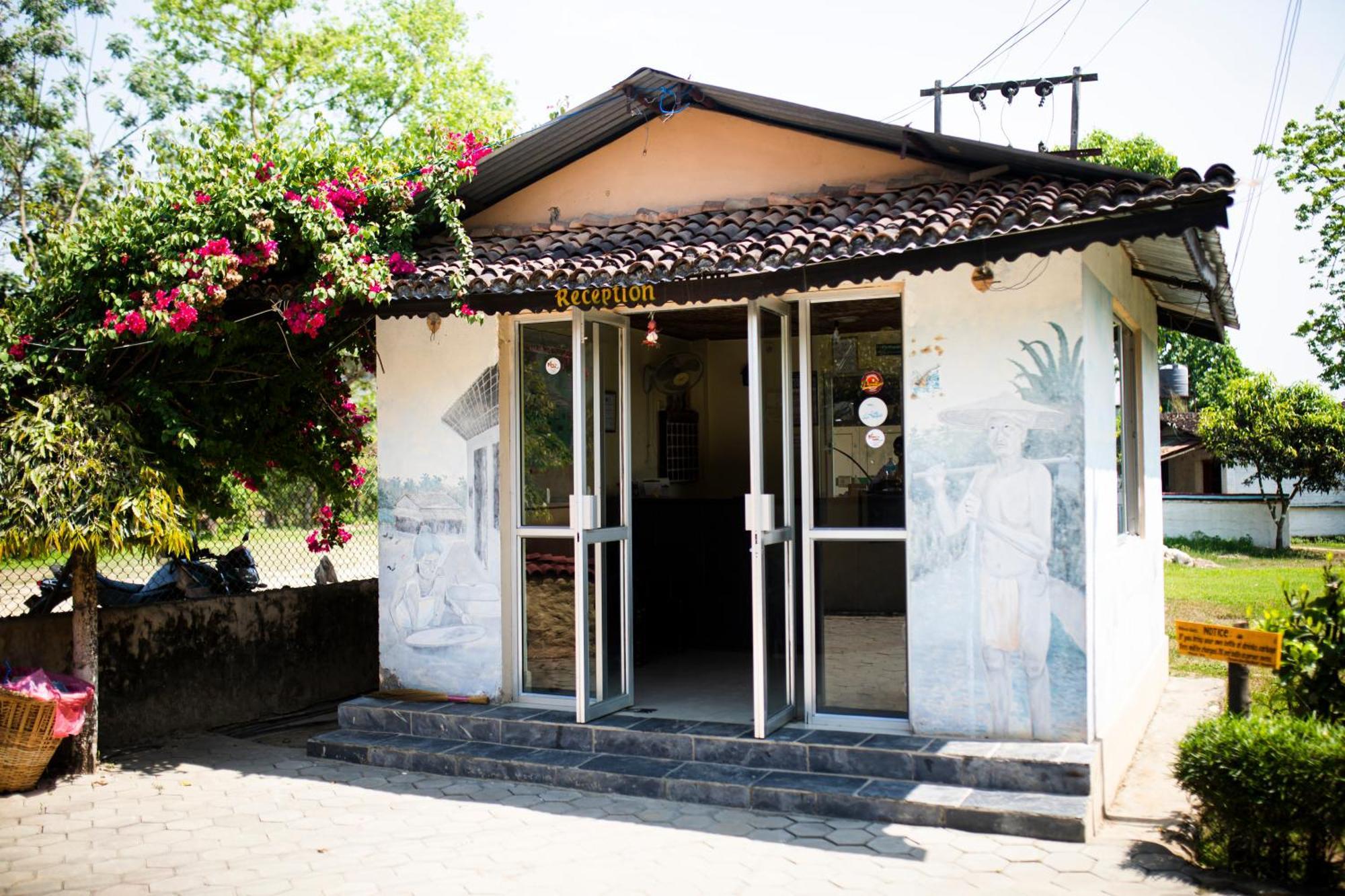 Chitwan Riverside Resort Sauraha Ngoại thất bức ảnh