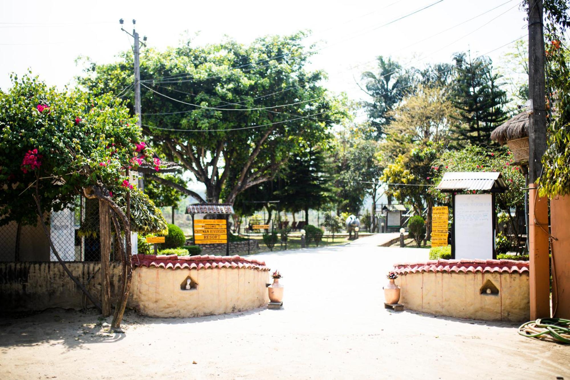 Chitwan Riverside Resort Sauraha Ngoại thất bức ảnh