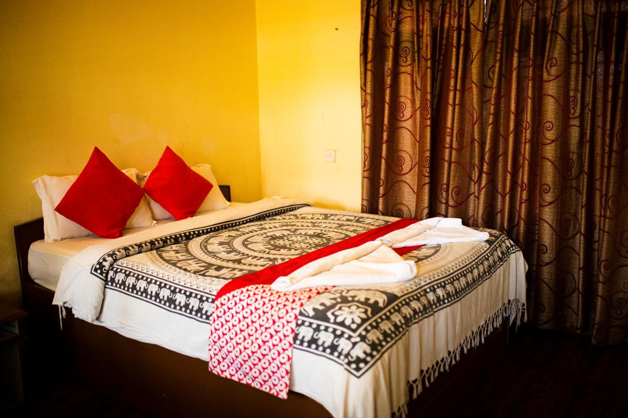 Chitwan Riverside Resort Sauraha Ngoại thất bức ảnh