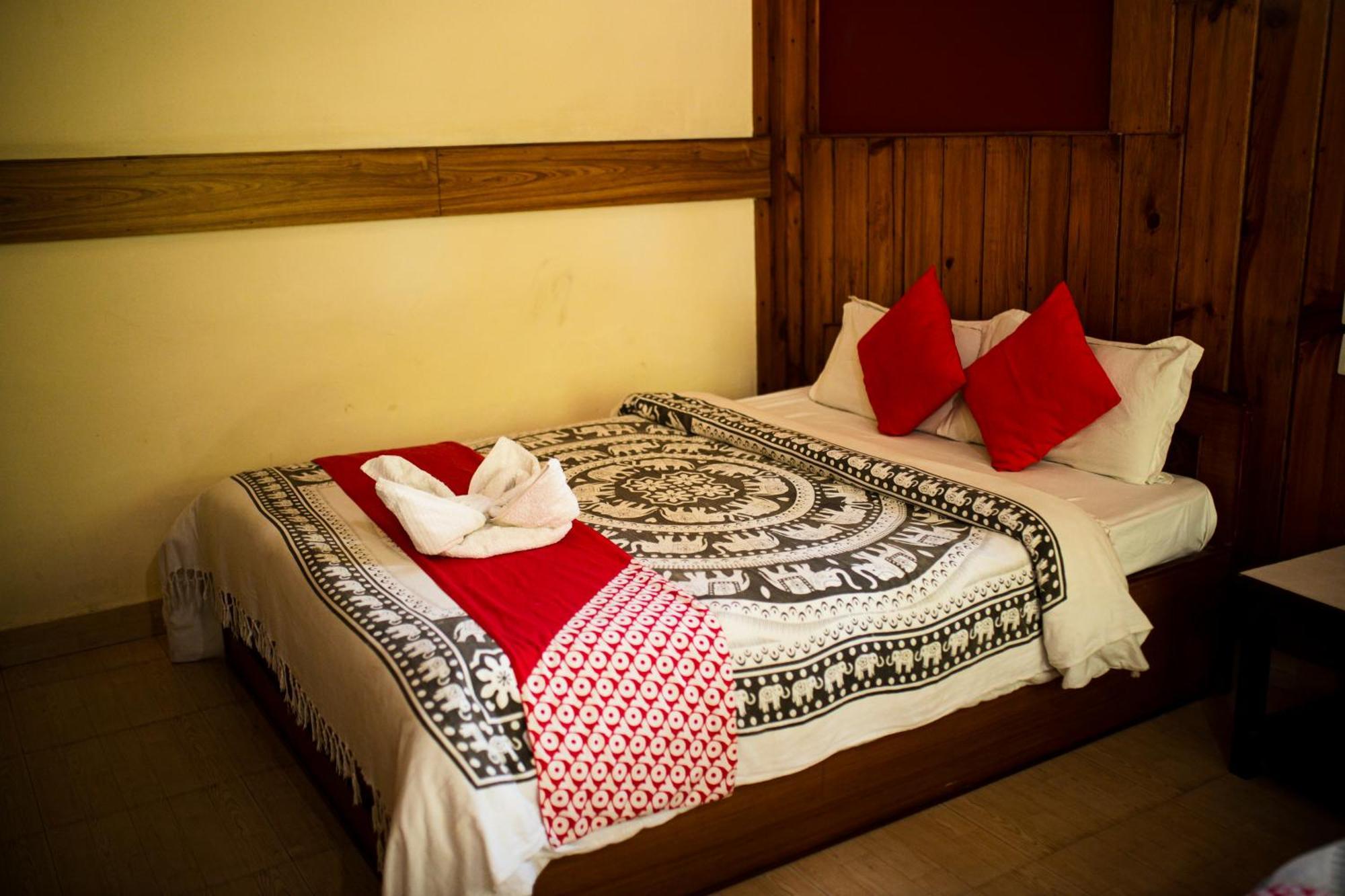 Chitwan Riverside Resort Sauraha Ngoại thất bức ảnh