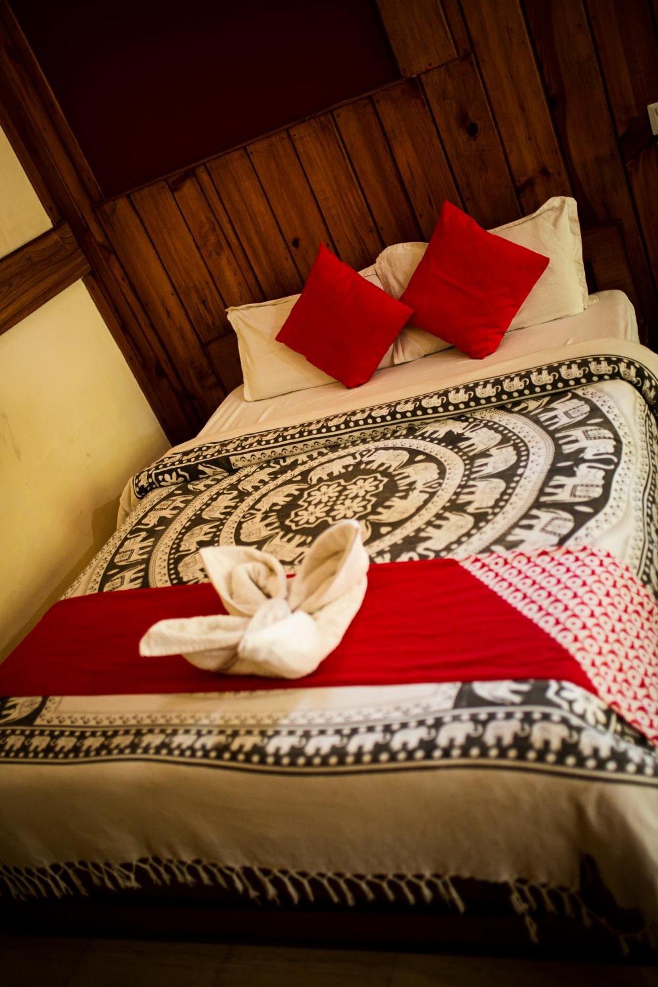 Chitwan Riverside Resort Sauraha Ngoại thất bức ảnh
