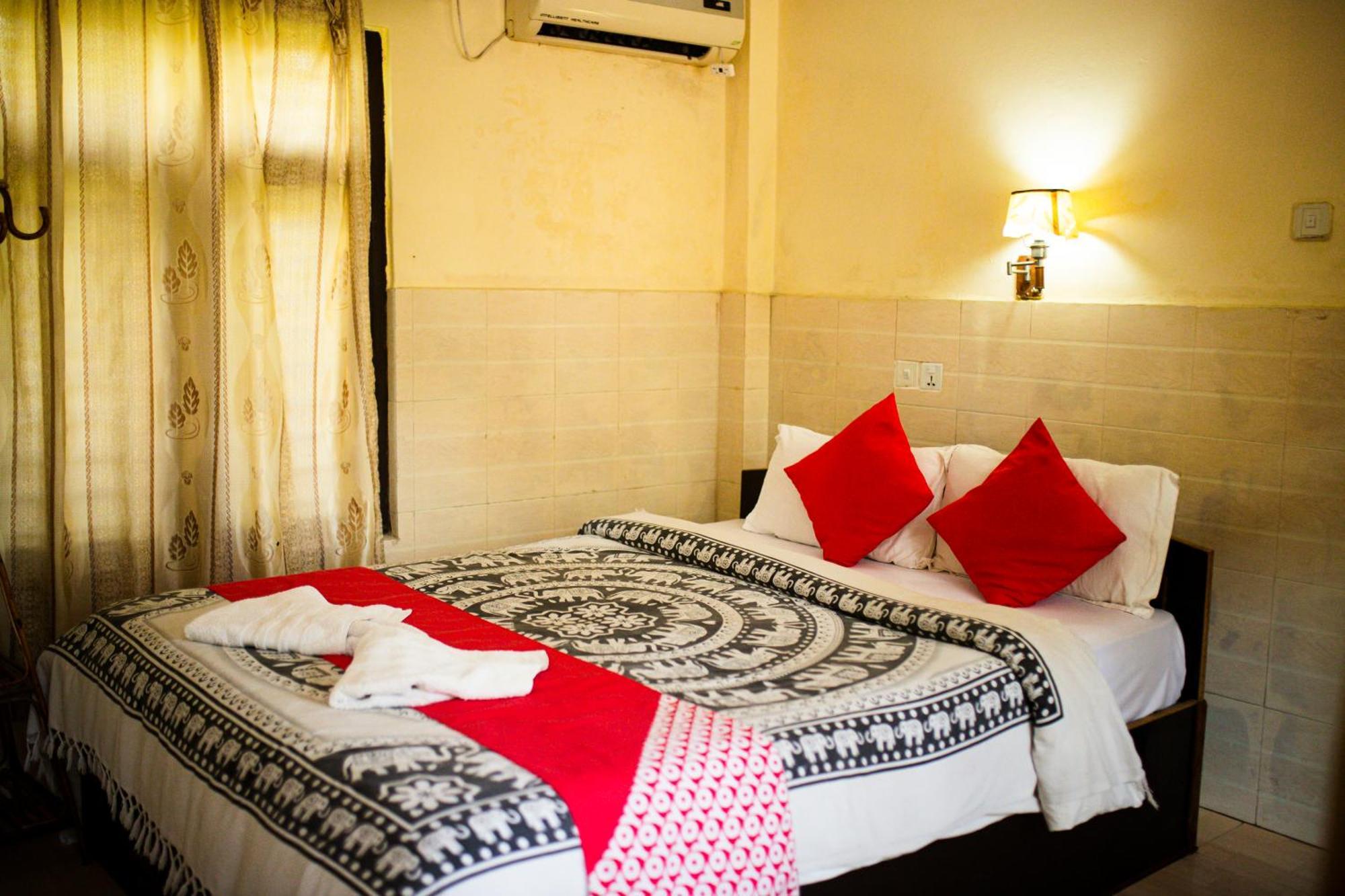 Chitwan Riverside Resort Sauraha Ngoại thất bức ảnh