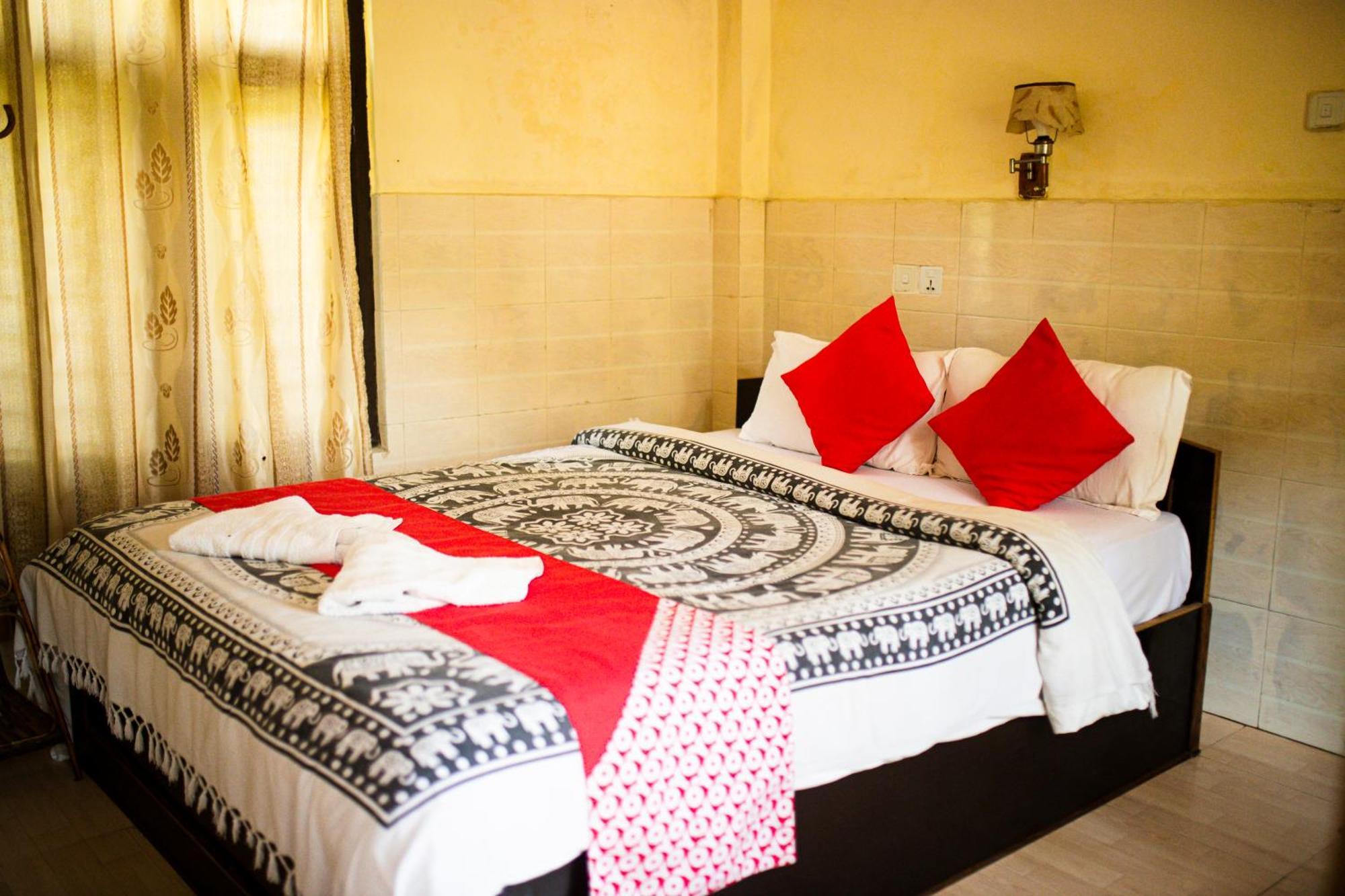 Chitwan Riverside Resort Sauraha Ngoại thất bức ảnh