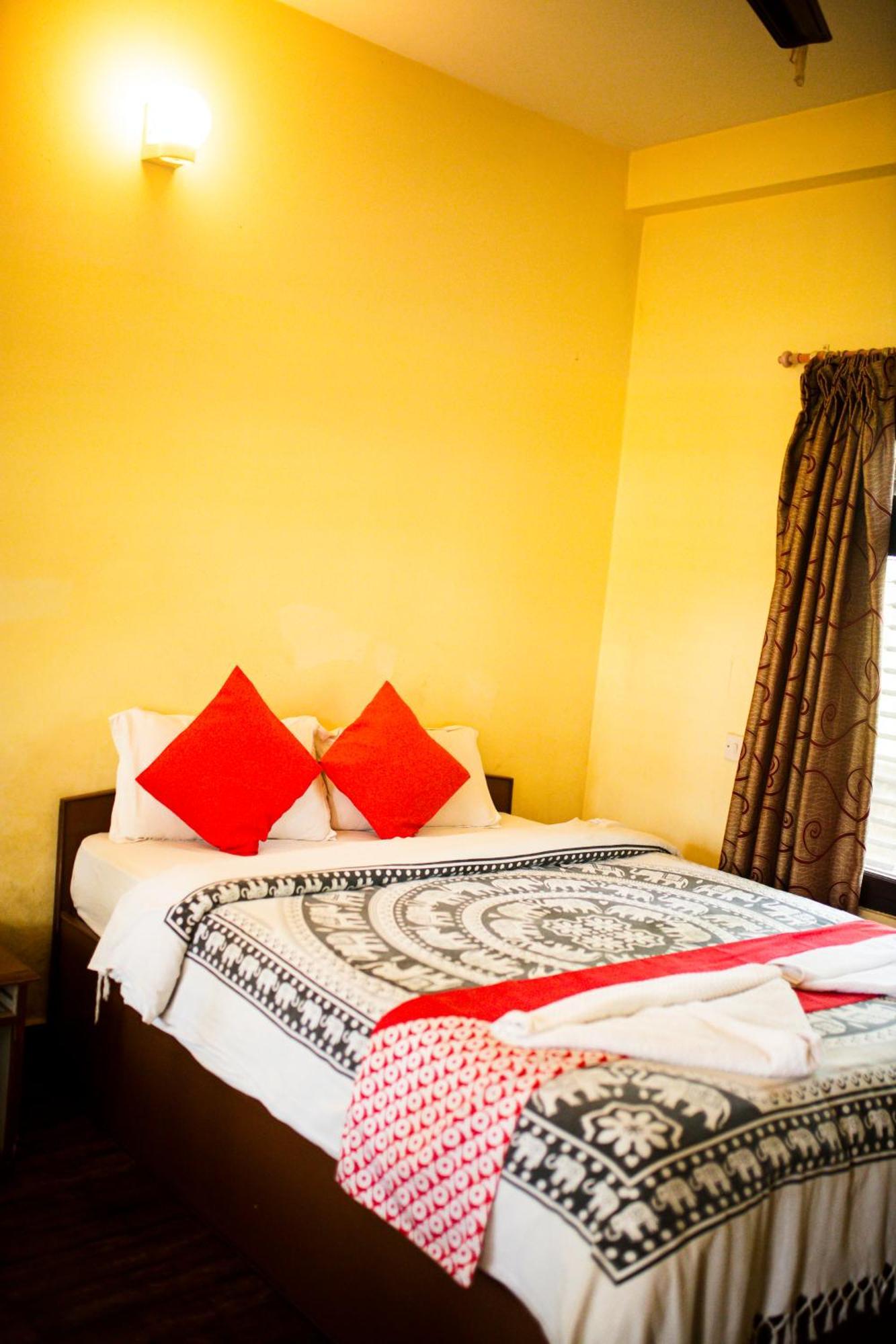 Chitwan Riverside Resort Sauraha Ngoại thất bức ảnh
