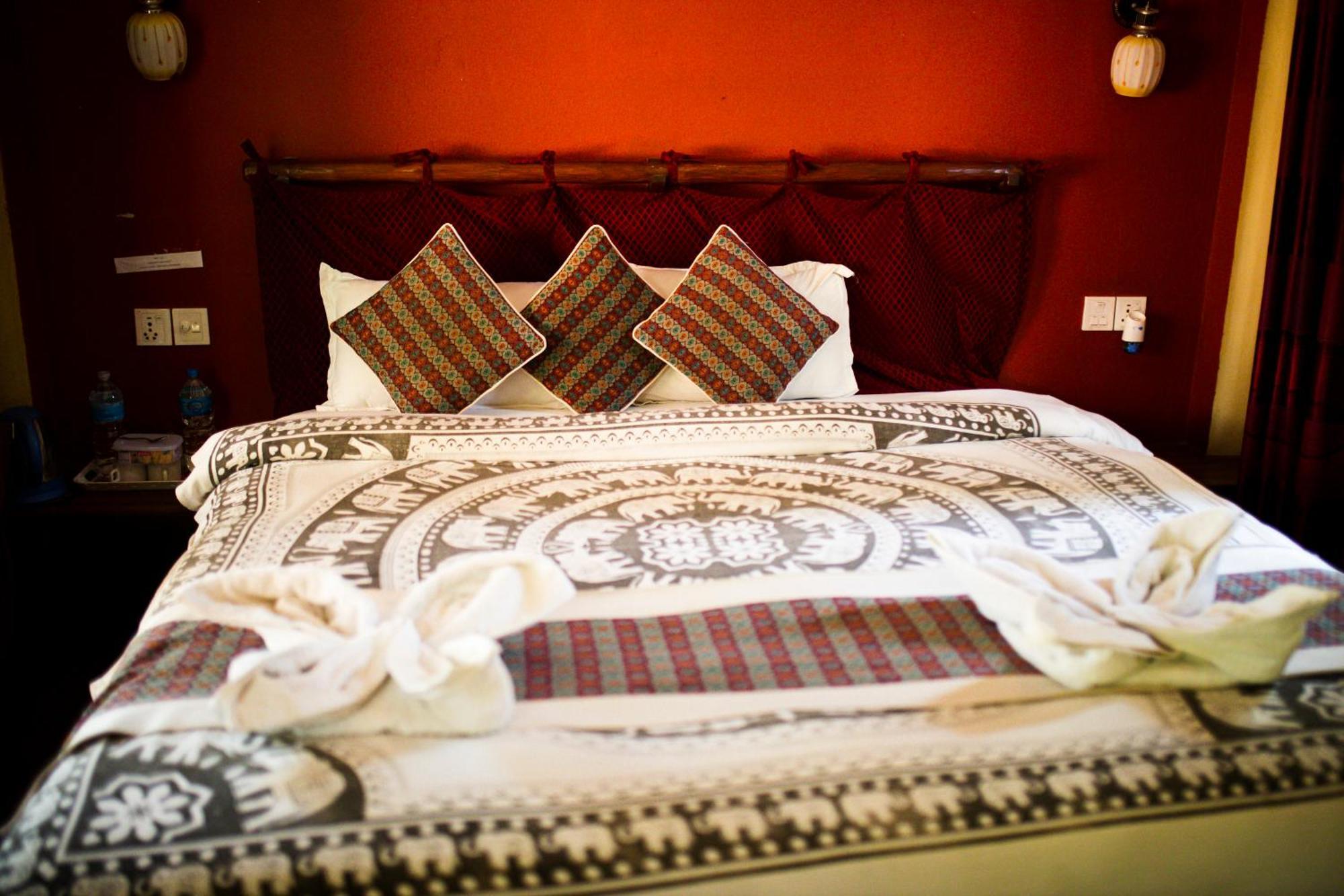 Chitwan Riverside Resort Sauraha Ngoại thất bức ảnh
