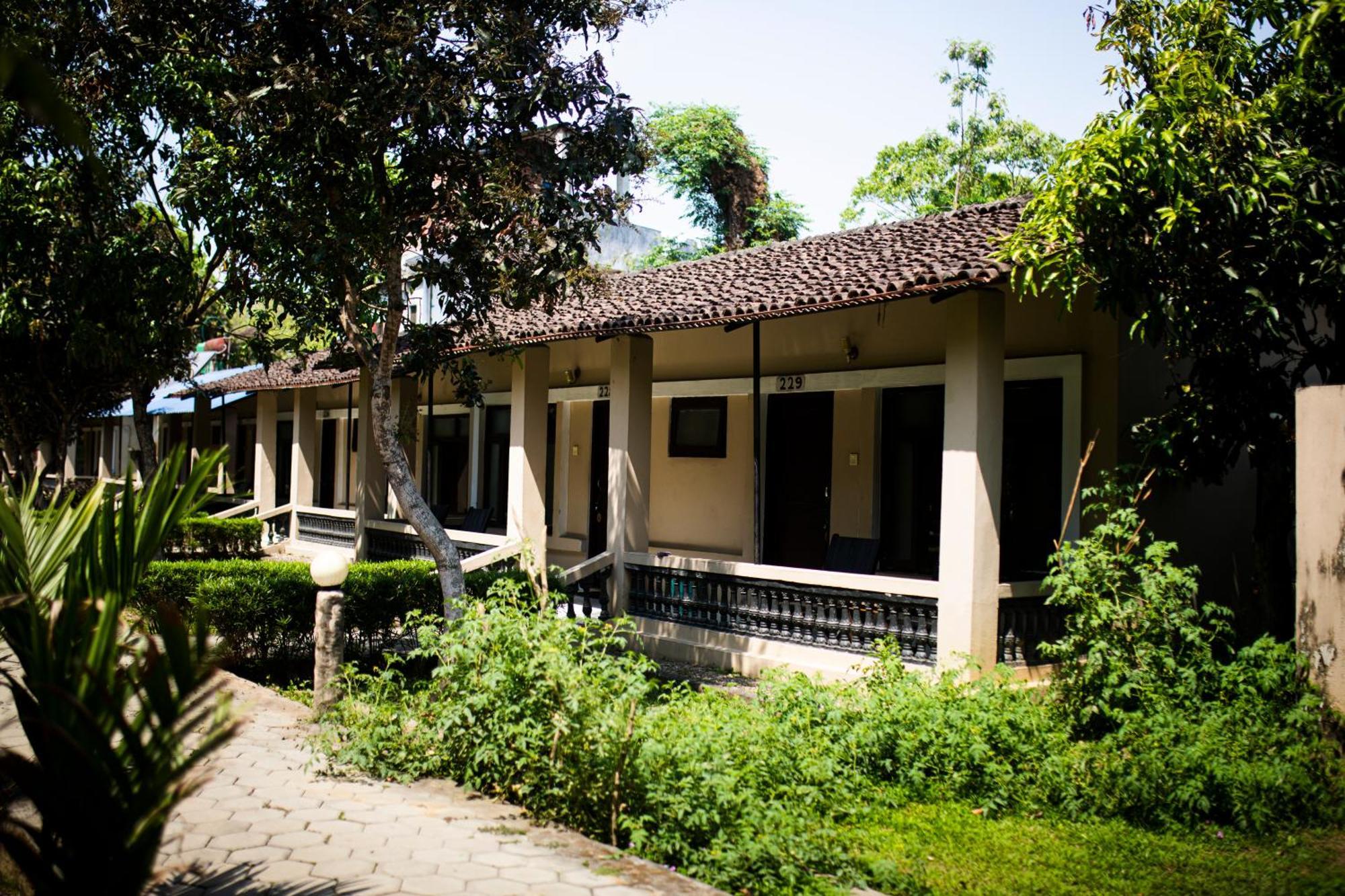 Chitwan Riverside Resort Sauraha Ngoại thất bức ảnh