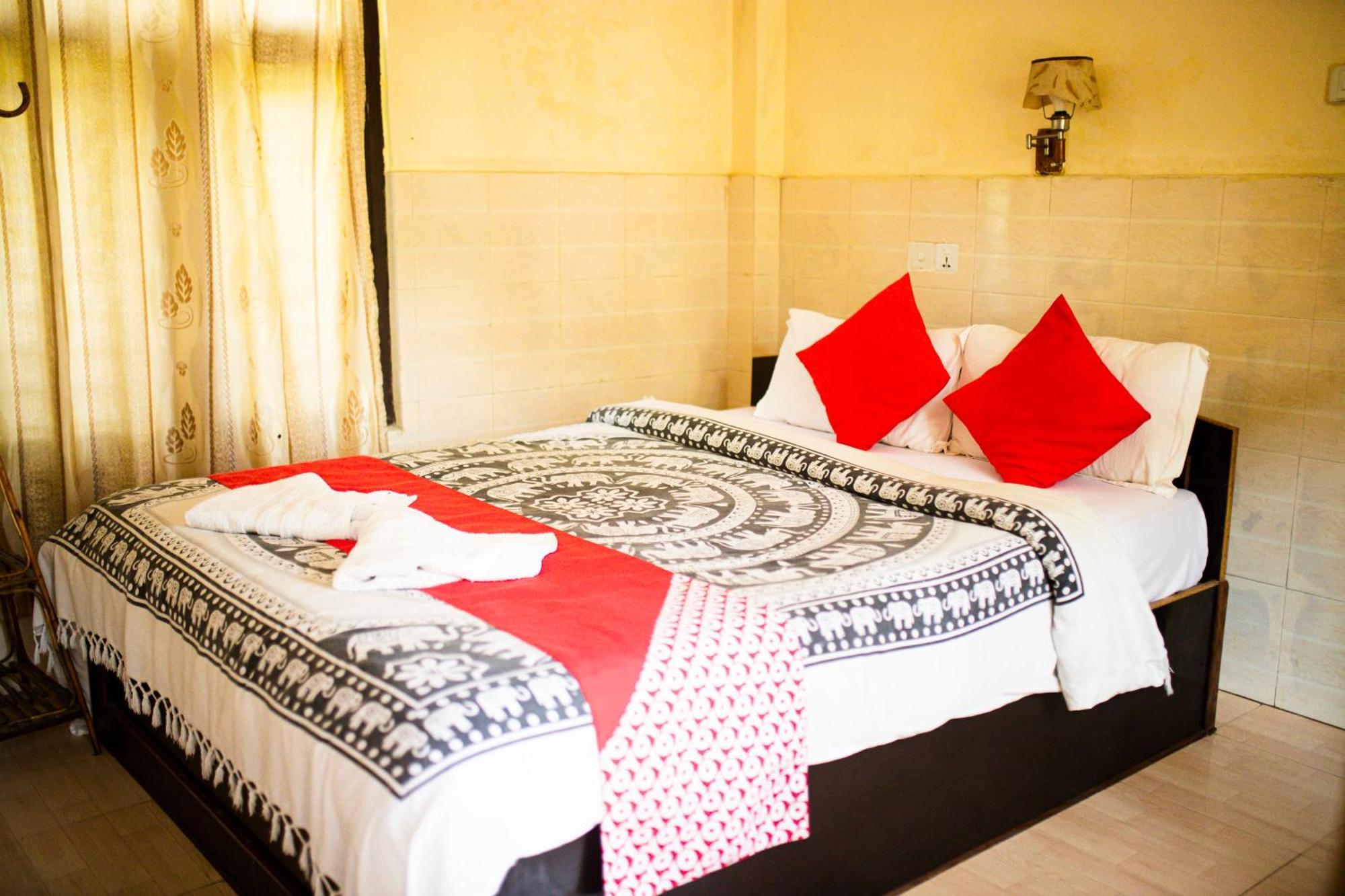 Chitwan Riverside Resort Sauraha Ngoại thất bức ảnh