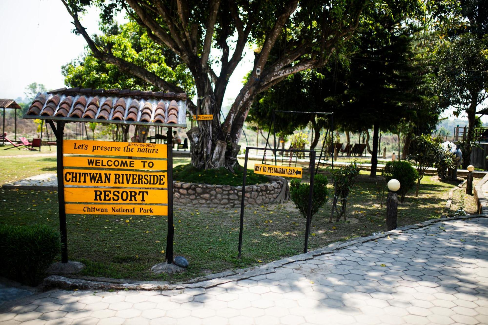 Chitwan Riverside Resort Sauraha Ngoại thất bức ảnh