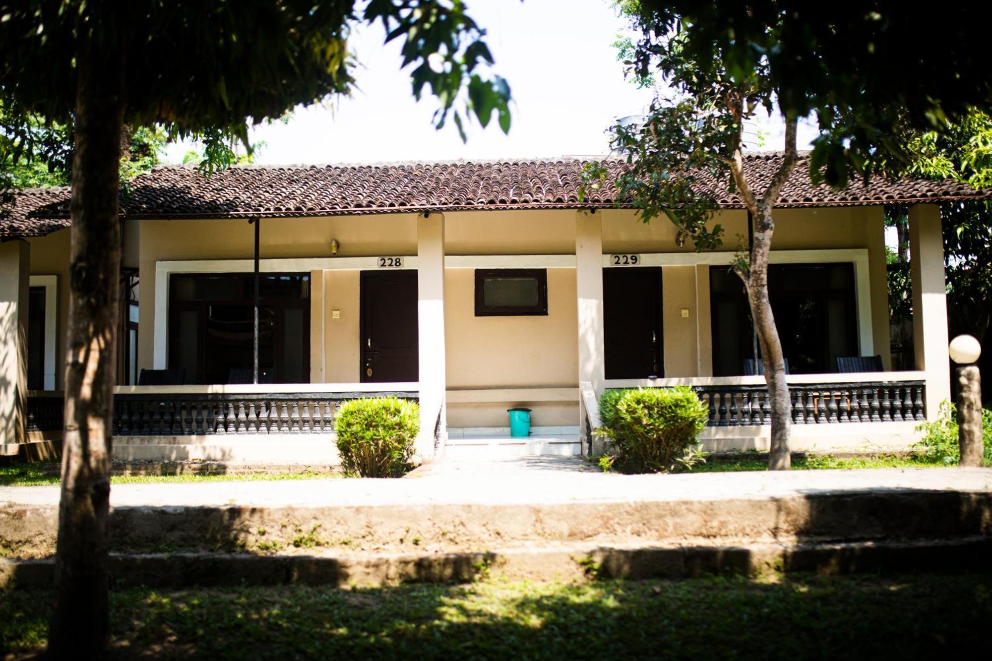 Chitwan Riverside Resort Sauraha Ngoại thất bức ảnh