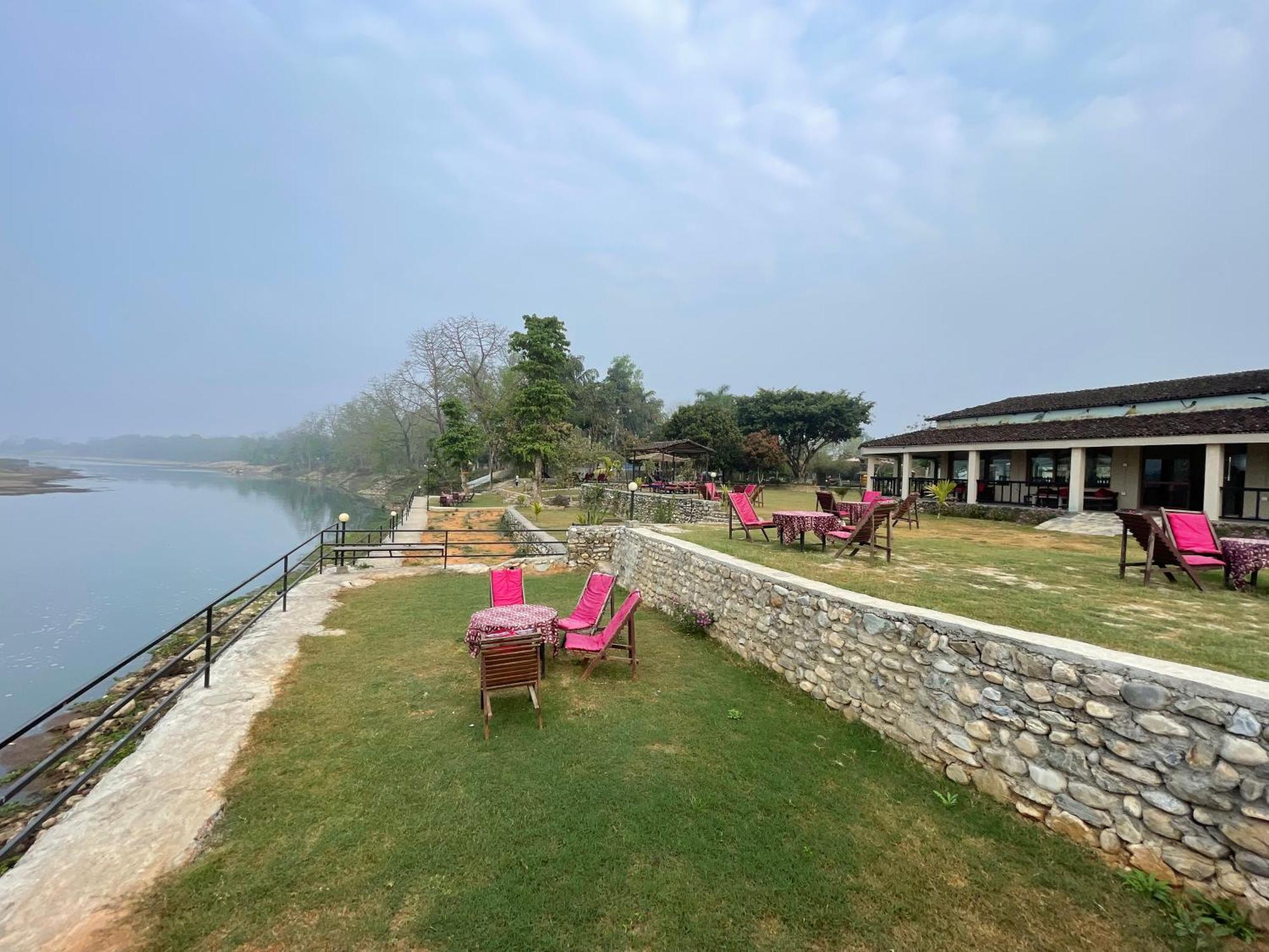 Chitwan Riverside Resort Sauraha Ngoại thất bức ảnh