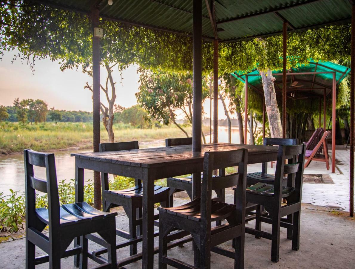 Chitwan Riverside Resort Sauraha Ngoại thất bức ảnh