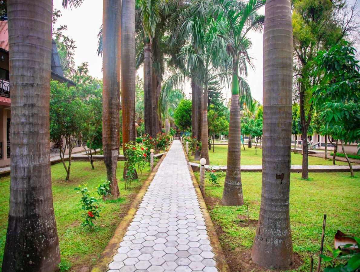 Chitwan Riverside Resort Sauraha Ngoại thất bức ảnh