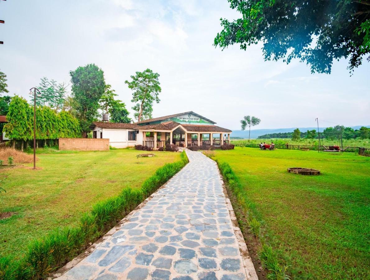 Chitwan Riverside Resort Sauraha Ngoại thất bức ảnh