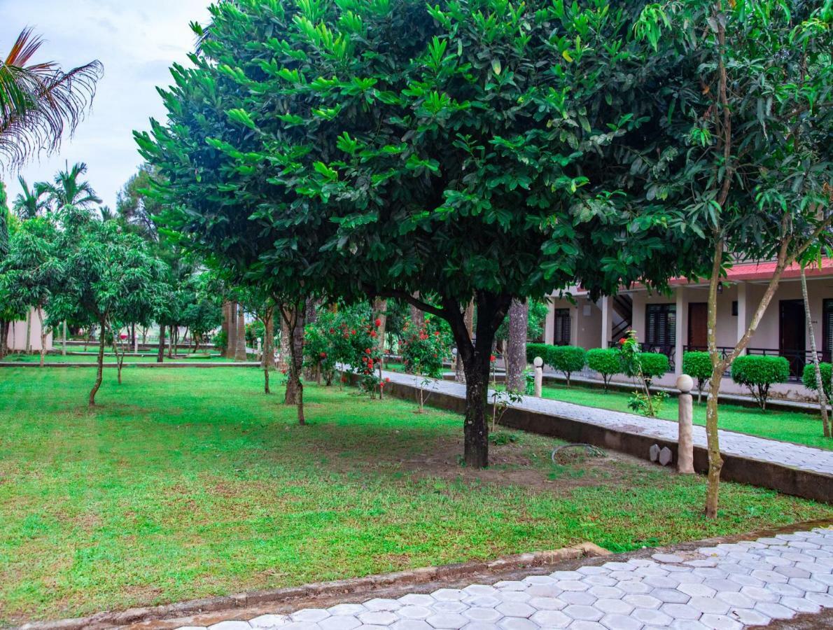 Chitwan Riverside Resort Sauraha Ngoại thất bức ảnh
