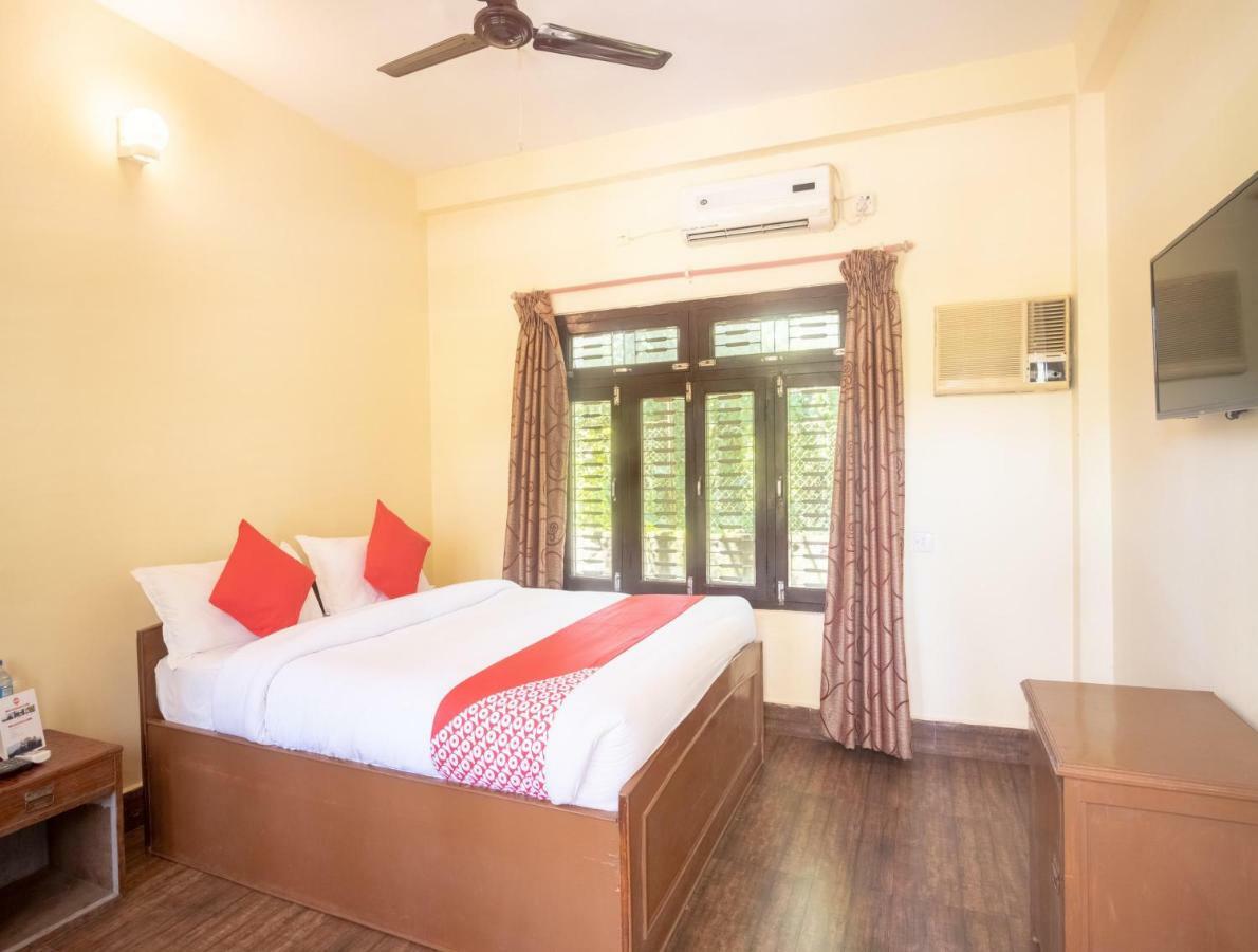 Chitwan Riverside Resort Sauraha Ngoại thất bức ảnh