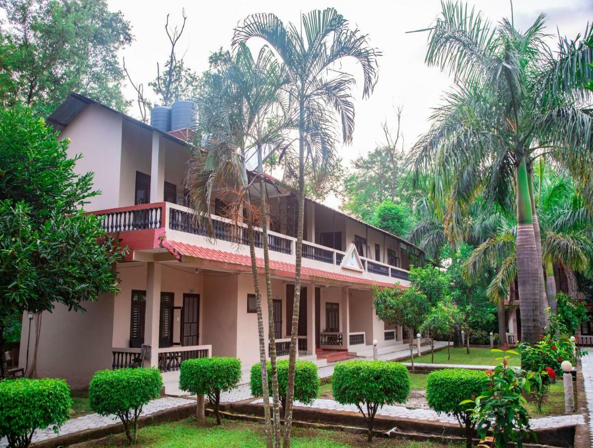 Chitwan Riverside Resort Sauraha Ngoại thất bức ảnh