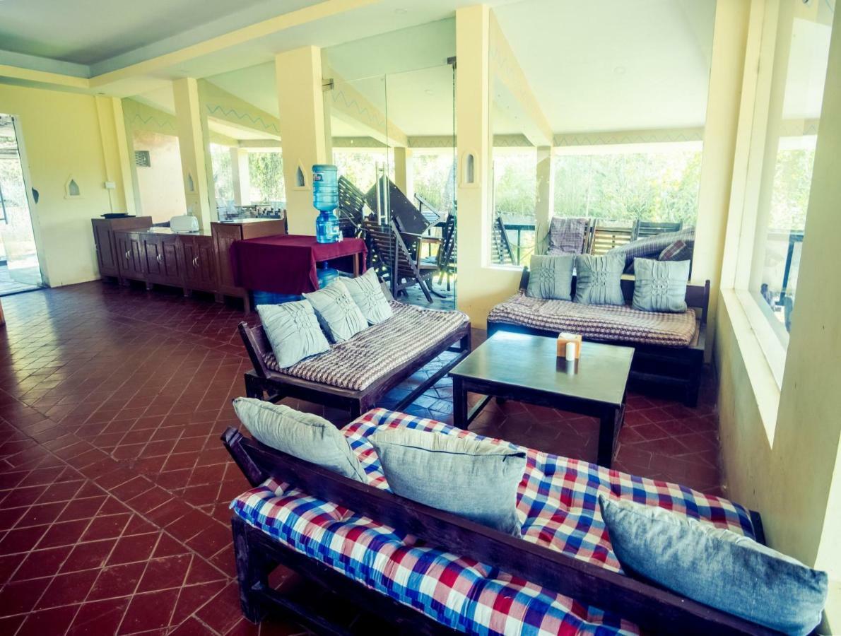 Chitwan Riverside Resort Sauraha Ngoại thất bức ảnh