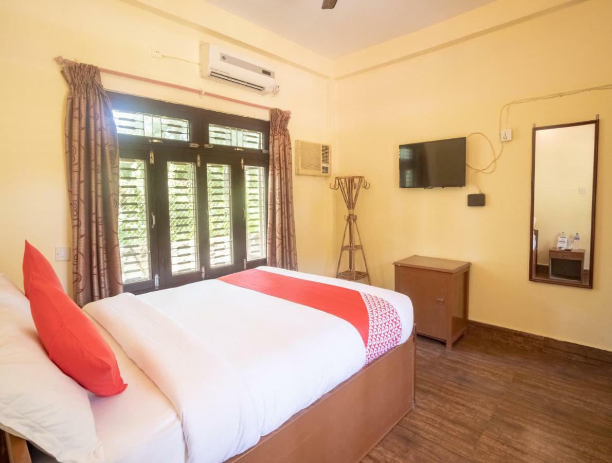 Chitwan Riverside Resort Sauraha Ngoại thất bức ảnh