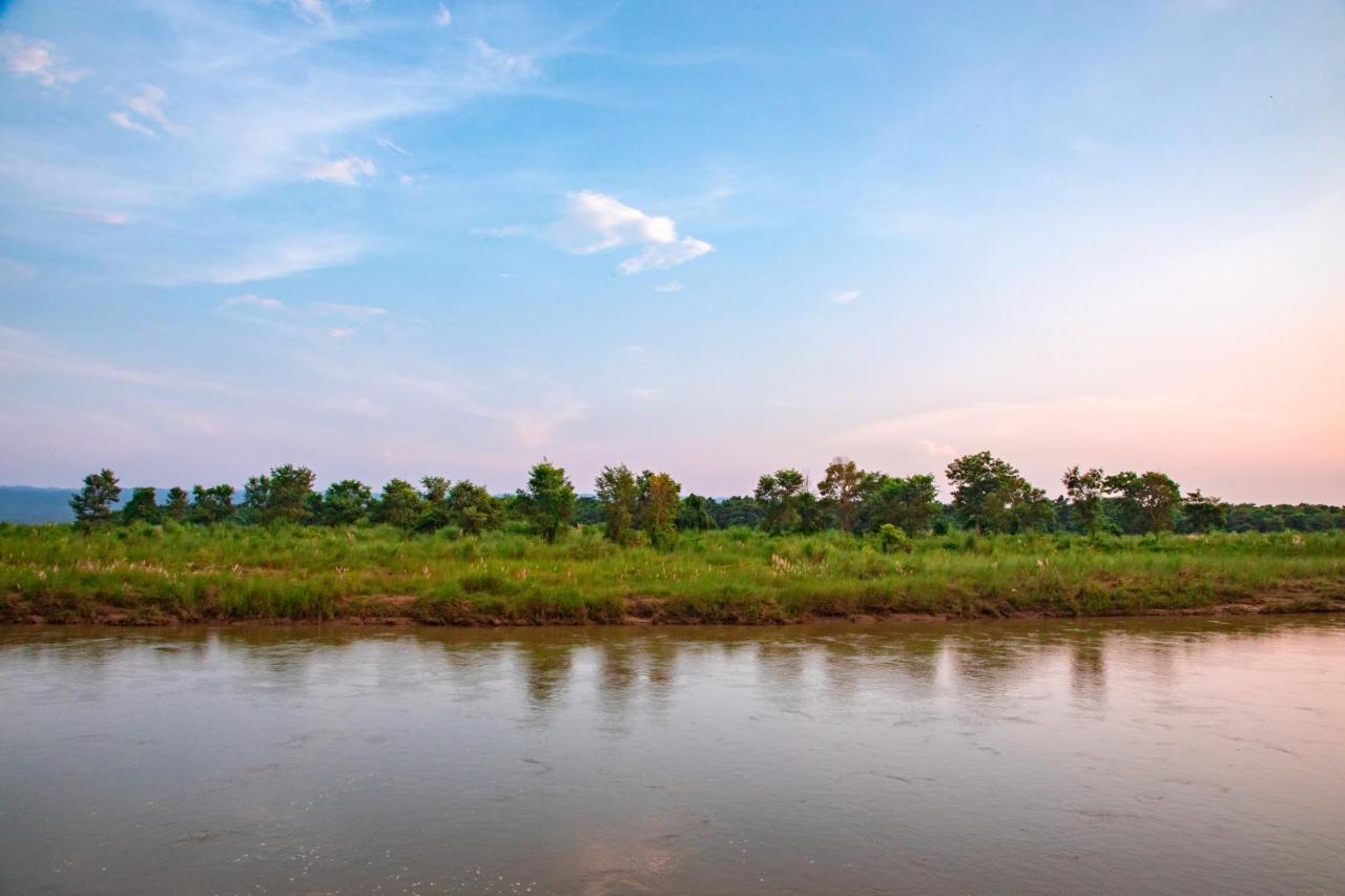 Chitwan Riverside Resort Sauraha Ngoại thất bức ảnh