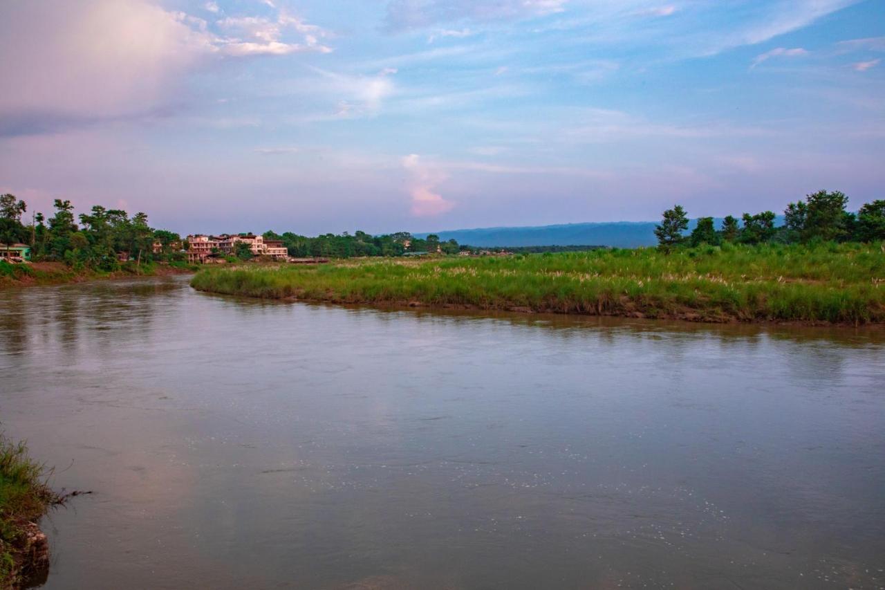Chitwan Riverside Resort Sauraha Ngoại thất bức ảnh