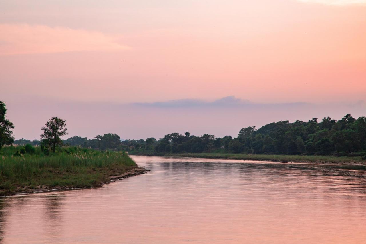 Chitwan Riverside Resort Sauraha Ngoại thất bức ảnh